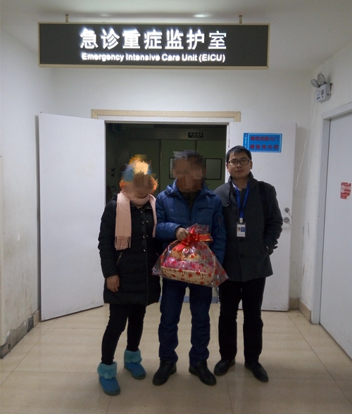 新华保险理赔人员（右）慰问环卫工熊某家人.jpg